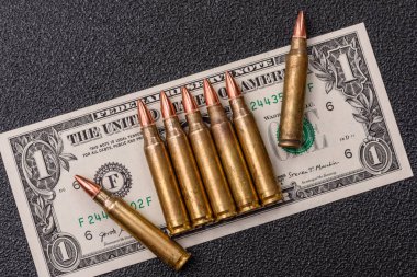 Para, savaş için para ve saldırıya karşı savunma için para. Kavramsal bir zemin olarak savaş için dolar