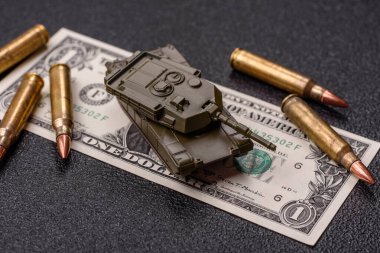 Para, savaş için para ve saldırıya karşı savunma için para. Kavramsal bir zemin olarak savaş için dolar