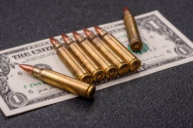 Para, savaş için para ve saldırıya karşı savunma için para. Kavramsal bir zemin olarak savaş için dolar