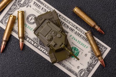 Para, savaş için para ve saldırıya karşı savunma için para. Kavramsal bir zemin olarak savaş için dolar