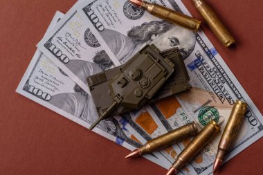 Para, savaş için para ve saldırıya karşı savunma için para. Kavramsal bir zemin olarak savaş için dolar