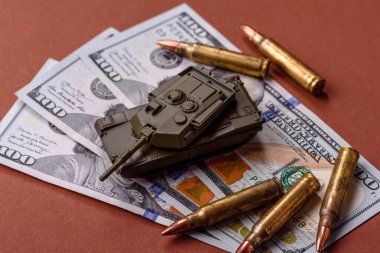 Para, savaş için para ve saldırıya karşı savunma için para. Kavramsal bir zemin olarak savaş için dolar