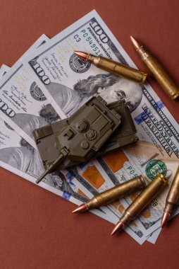 Para, savaş için para ve saldırıya karşı savunma için para. Kavramsal bir zemin olarak savaş için dolar