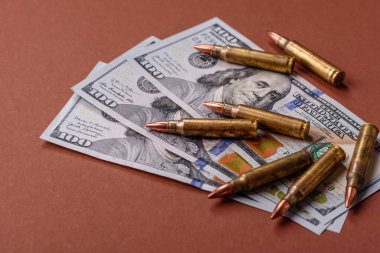 Para, savaş için para ve saldırıya karşı savunma için para. Kavramsal bir zemin olarak savaş için dolar