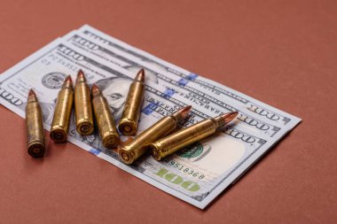 Para, savaş için para ve saldırıya karşı savunma için para. Kavramsal bir zemin olarak savaş için dolar