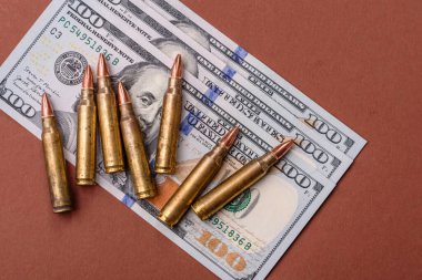 Para, savaş için para ve saldırıya karşı savunma için para. Kavramsal bir zemin olarak savaş için dolar