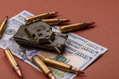 Para, savaş için para ve saldırıya karşı savunma için para. Kavramsal bir zemin olarak savaş için dolar