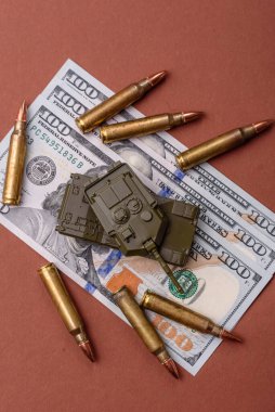 Para, savaş için para ve saldırıya karşı savunma için para. Kavramsal bir zemin olarak savaş için dolar