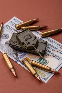 Para, savaş için para ve saldırıya karşı savunma için para. Kavramsal bir zemin olarak savaş için dolar