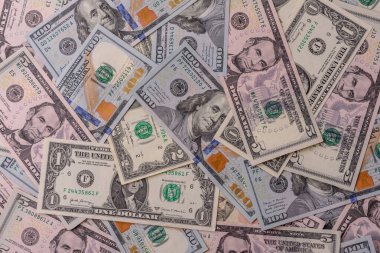 Amerikan parası, nakit kağıt dolarlar, Amerikan işi ve finansal işlemler. Kavramsal bir arka plan olarak farklı mezheplerden oluşan banknotlar halinde nakit para.