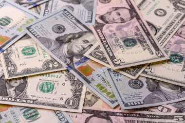 Amerikan parası, nakit kağıt dolarlar, Amerikan işi ve finansal işlemler. Kavramsal bir arka plan olarak farklı mezheplerden oluşan banknotlar halinde nakit para.