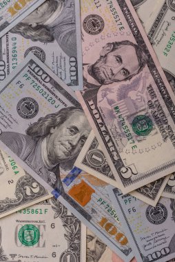 Amerikan parası, nakit kağıt dolarlar, Amerikan işi ve finansal işlemler. Kavramsal bir arka plan olarak farklı mezheplerden oluşan banknotlar halinde nakit para.