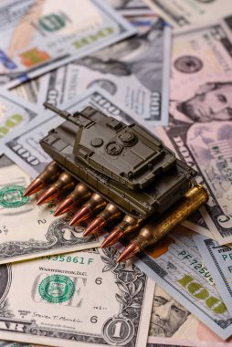 Para, savaş için para ve saldırıya karşı savunma için para. Kavramsal bir zemin olarak savaş için dolar