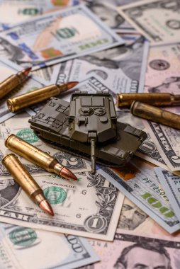 Para, savaş için para ve saldırıya karşı savunma için para. Kavramsal bir zemin olarak savaş için dolar