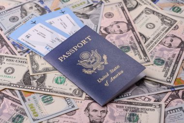 Seyahat, uçmak ve iş yapmak için ABD pasaportu. ABD belgesi, sınırı geçmek için kimlik