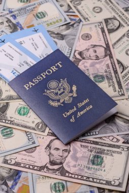 Seyahat, uçmak ve iş yapmak için ABD pasaportu. ABD belgesi, sınırı geçmek için kimlik