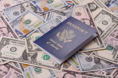 Seyahat, uçmak ve iş yapmak için ABD pasaportu. ABD belgesi, sınırı geçmek için kimlik