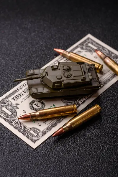 Para, savaş için para ve saldırıya karşı savunma için para. Kavramsal bir zemin olarak savaş için dolar