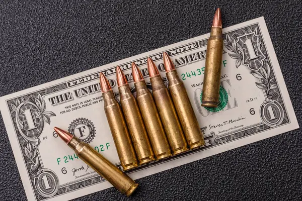 Para, savaş için para ve saldırıya karşı savunma için para. Kavramsal bir zemin olarak savaş için dolar