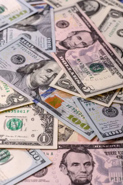 Amerikan parası, nakit kağıt dolarlar, Amerikan işi ve finansal işlemler. Kavramsal bir arka plan olarak farklı mezheplerden oluşan banknotlar halinde nakit para.