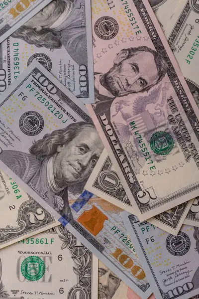 Amerikan parası, nakit kağıt dolarlar, Amerikan işi ve finansal işlemler. Kavramsal bir arka plan olarak farklı mezheplerden oluşan banknotlar halinde nakit para.