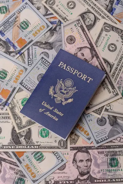 Seyahat, uçmak ve iş yapmak için ABD pasaportu. ABD belgesi, sınırı geçmek için kimlik