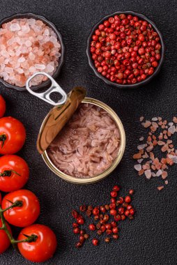 Ton balığı, konserve balık ve sandviç yapmak için tabak ve diğer yiyecekler. Sağlıklı yemek pişirmek için konserve ton balığı.