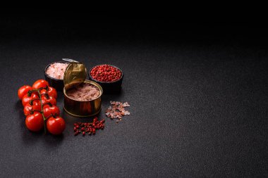 Ton balığı, konserve balık ve sandviç yapmak için tabak ve diğer yiyecekler. Sağlıklı yemek pişirmek için konserve ton balığı.