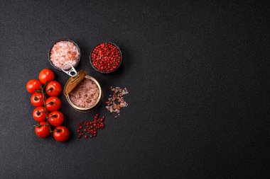 Ton balığı, konserve balık ve sandviç yapmak için tabak ve diğer yiyecekler. Sağlıklı yemek pişirmek için konserve ton balığı.