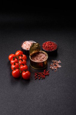 Ton balığı, konserve balık ve sandviç yapmak için tabak ve diğer yiyecekler. Sağlıklı yemek pişirmek için konserve ton balığı.