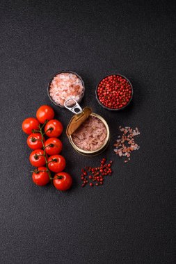 Ton balığı, konserve balık ve sandviç yapmak için tabak ve diğer yiyecekler. Sağlıklı yemek pişirmek için konserve ton balığı.