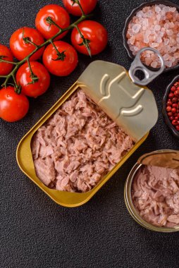 Ton balığı, konserve balık ve sandviç yapmak için tabak ve diğer yiyecekler. Sağlıklı yemek pişirmek için konserve ton balığı.