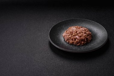 Ton balığı, konserve balık ve sandviç yapmak için tabak ve diğer yiyecekler. Sağlıklı yemek pişirmek için konserve ton balığı.