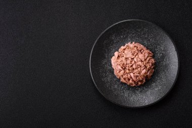 Ton balığı, konserve balık ve sandviç yapmak için tabak ve diğer yiyecekler. Sağlıklı yemek pişirmek için konserve ton balığı.