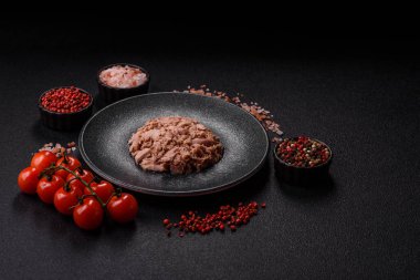 Ton balığı, konserve balık ve sandviç yapmak için tabak ve diğer yiyecekler. Sağlıklı yemek pişirmek için konserve ton balığı.