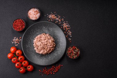 Ton balığı, konserve balık ve sandviç yapmak için tabak ve diğer yiyecekler. Sağlıklı yemek pişirmek için konserve ton balığı.