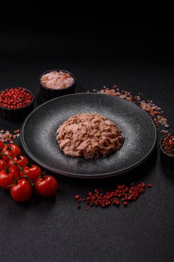 Ton balığı, konserve balık ve sandviç yapmak için tabak ve diğer yiyecekler. Sağlıklı yemek pişirmek için konserve ton balığı.