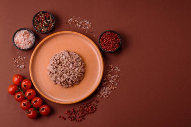 Ton balığı, konserve balık ve sandviç yapmak için tabak ve diğer yiyecekler. Sağlıklı yemek pişirmek için konserve ton balığı.