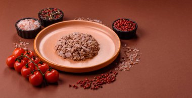 Ton balığı, konserve balık ve sandviç yapmak için tabak ve diğer yiyecekler. Sağlıklı yemek pişirmek için konserve ton balığı.