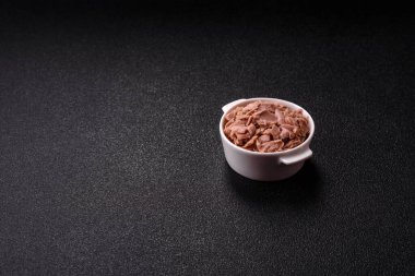 Ton balığı, konserve balık ve sandviç yapmak için tabak ve diğer yiyecekler. Sağlıklı yemek pişirmek için konserve ton balığı.