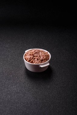 Ton balığı, konserve balık ve sandviç yapmak için tabak ve diğer yiyecekler. Sağlıklı yemek pişirmek için konserve ton balığı.