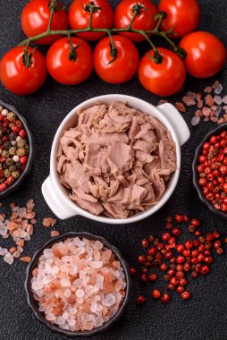 Ton balığı, konserve balık ve sandviç yapmak için tabak ve diğer yiyecekler. Sağlıklı yemek pişirmek için konserve ton balığı.