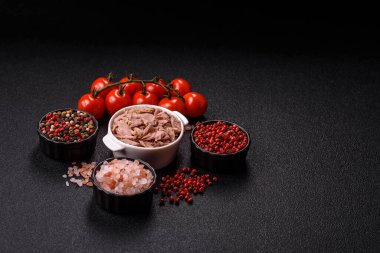 Ton balığı, konserve balık ve sandviç yapmak için tabak ve diğer yiyecekler. Sağlıklı yemek pişirmek için konserve ton balığı.