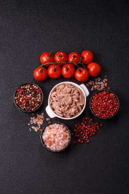 Ton balığı, konserve balık ve sandviç yapmak için tabak ve diğer yiyecekler. Sağlıklı yemek pişirmek için konserve ton balığı.