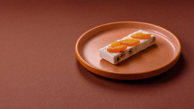 Fındıklı, şam fıstıklı ve narenciye parçalı beyaz karamel. Fındıklı beyaz fındık, festival masası için tatlı.