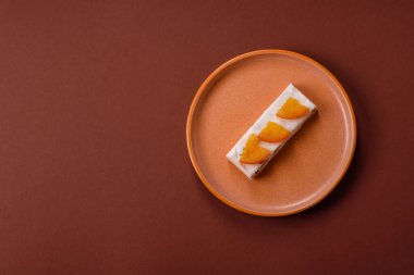 Fındıklı, şam fıstıklı ve narenciye parçalı beyaz karamel. Fındıklı beyaz fındık, festival masası için tatlı.