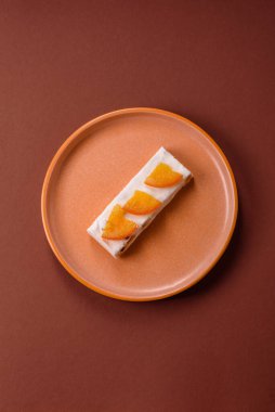 Fındıklı, şam fıstıklı ve narenciye parçalı beyaz karamel. Fındıklı beyaz fındık, festival masası için tatlı.