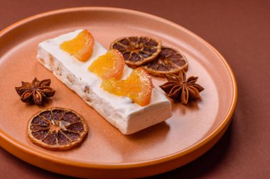 Fındıklı, şam fıstıklı ve narenciye parçalı beyaz karamel. Fındıklı beyaz fındık, festival masası için tatlı.