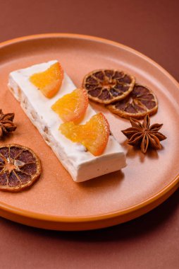 Fındıklı, şam fıstıklı ve narenciye parçalı beyaz karamel. Fındıklı beyaz fındık, festival masası için tatlı.