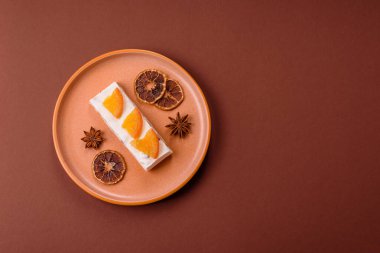 Fındıklı, şam fıstıklı ve narenciye parçalı beyaz karamel. Fındıklı beyaz fındık, festival masası için tatlı.